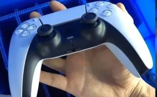 Esta sería la primera imagen del DualSense en el “mundo real”.