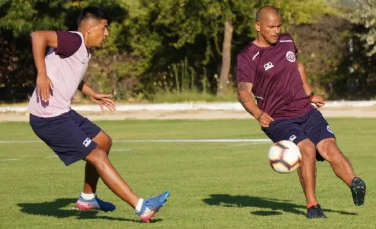 Humberto Suazo espera reaparecer en Primera División después de cinco años alejado de la máxima categoría (Deportes Santa Cruz)