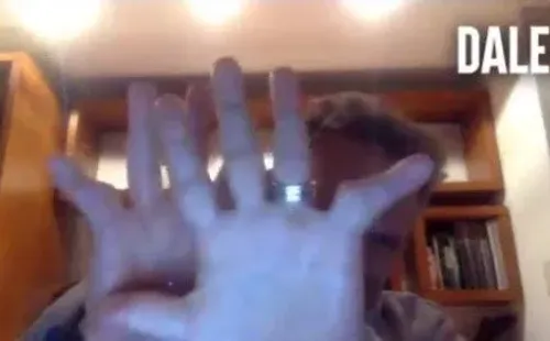 Cejas mostrando sus dedos.