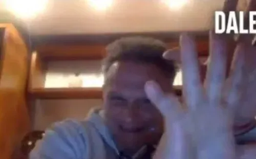 Sebastián Cejas mostrando sus heridas de guerra.