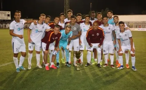 Suazo junto al plantel de Santa Cruz. (FOTO: Deportes Santa Cruz)
