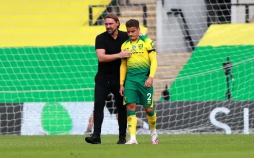 Max Aarons es consolado por su técnico (Getty Images)