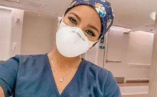 La hija de Miguel Ramírez trabajando como enfermera en la Clínica Las Condes.