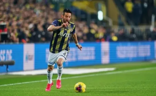Mauricio Isla of Fenerbahce SK during Fenerbahçe against Galatasaray on Şükrü Saracoğlu Stadium, Istanbul, Turkey on February 23, 2020. (Photo by Ulrik Pedersen/NurPhoto)-Not Released (NR) Editorial Use Only