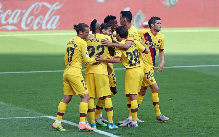 Arturo Vidal recibe la felicitación de sus compañeros después de su octavo gol en la presente edición de La Liga de España (Barcelona)
