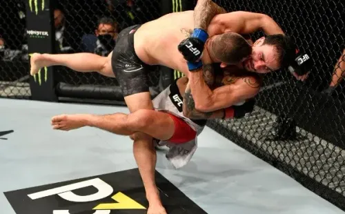 De no ser por los derribos y su buen quinto round, Alexander Volkanovski pudo perder el título ante Max Holloway. Foto: Getty Images