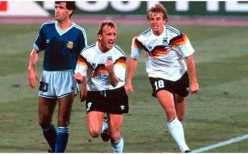 Brehme festeja su gol a Argentina.