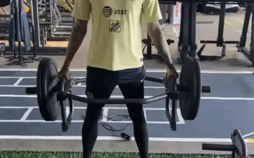 Nicolás Castillo fortalece sus piernas y ya puede levantar pesas. Foto: Instagram