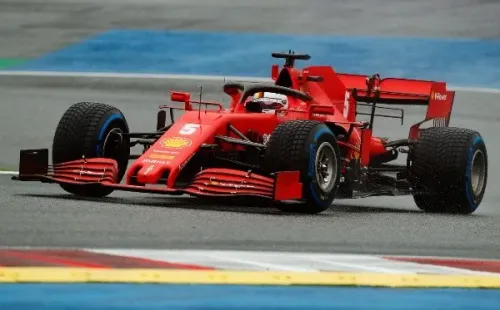 Sebastian Vettel debió abandonar la carrera tras un choque de su compañero Charles Leclerc, que le dañó el alerón trasero.