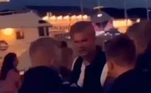 Erling Haaland viajó a Noruega a pasar sus vacaciones tras el final de la Bundesliga, y terminó involucrado en un confuso incidente en un club nocturno