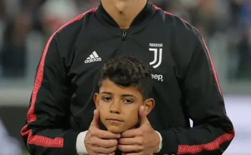 Cristiano Ronaldo Jr. cumplió 10 años el 17 de junio y sale conduciendo una embarcación para la que un adulto requiere un permiso especial.