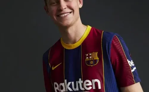Frenkie de Jong es otro de los retratados con la nueva equipación del Barcelona
