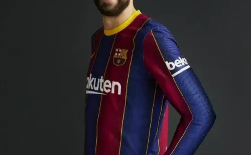 Gerard Piqué se presenta con la nueva camiseta oficial del Barcelona para la temporada 2021-22