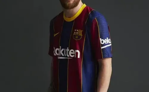 Leo Messi posa con la nueva equipación de Barcelona para la próxima temporada