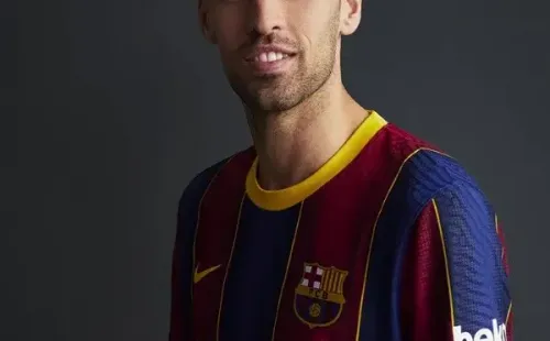 Sergio Busquets modela la nueva camiseta del Barcelona para 2021-22