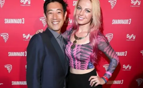 Grant Imahara junto a su pareja, la diseñadora de vestuarioJenny Newman.