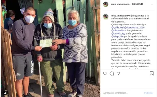 Maturana haciendo entrega de la casa a Gabriela y Manuel.