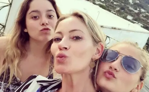 Marcela Vacarezza junto a sus hijas.