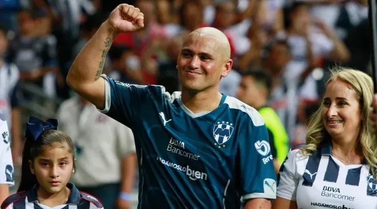 Chupete Suazo fue despedido como una verdadera estrella en el Monterrey de México (Agencia Uno)