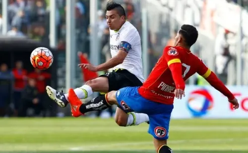 Fierro ante Pinares exhibiendo la jineta de capitán de Colo Colo (Getty Images)