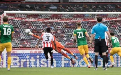 Preston tuvo chances de empatar el partido, pero el Brentford aguantó y rescató una victoria que le pone presión al Leeds de Bielsa. Foto: Getty Images