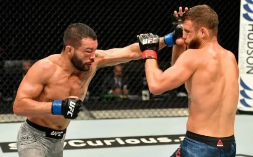 El rostro de Dan Ige grafica el tremendo daño recibido por los puños de Calvin Kattar. Foto: Getty Images
