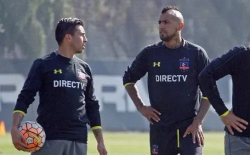 Gonzalo Fierro junto a Arturo Vidal en una visita del King al Monumental (Agencia Uno)