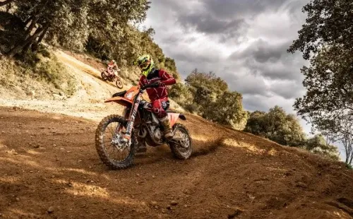 El hijo menor de Carlo de Gavardo volverá a las competencia en el Torneo Nacional de Moto Enduro de España que reanuda el certamen el 1 y 2 de agosto en Infiesto.