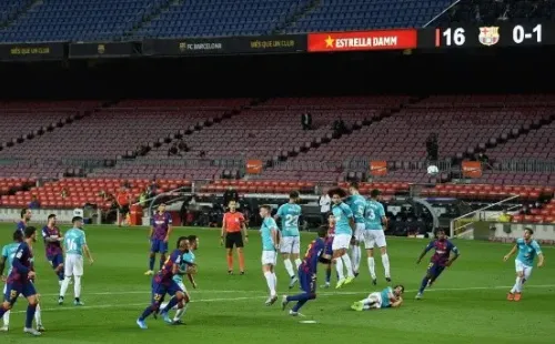 Arturo Vidal entró y el partido cambió inmediatamente para el Barcelona. Lionel Messi metió un bello tiro libre para el 1-1 ante Osasuna. Foto: Getty Images