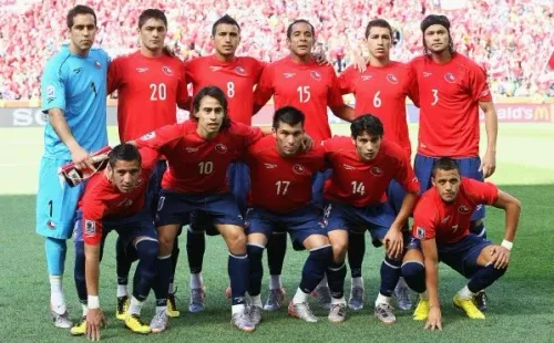 Así formó Chile en su debut mundialista en Sudáfrica, con un joven equipo y donde muchos se repitirían en el bicampeonato de América. (Foto: Getty)