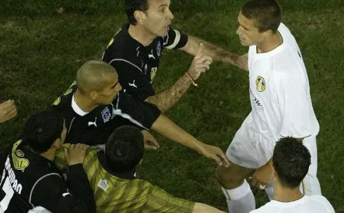 El plantel del Leeds United no podía frenar a Francisco Huaiquipán, lo que casi genera una tremenda pelea en la cancha. Foto: Getty Images