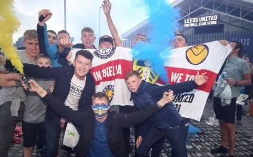 Los hinchas del Leeds celebran en las calles el ascenso (Getty Images)