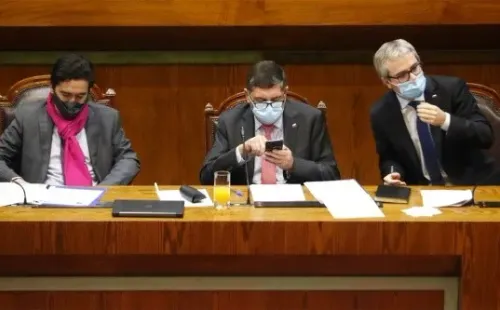 El Ejecutivo trabaja en una nueva propuesta a cargo de los ministros Alvarado y Blumel.