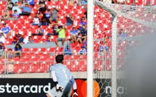 Fernando de Paul tuvo intervenciones claves en ambos duelos ante Inter de Porto Alegre. Eso sí, los azules quedaron en el camino y no lograron meterse en fase de grupo. Foto: Agencia Uno