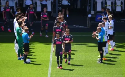 El pasillo de honor que le rindieron al equipo de Bielsa por consagrarse campeón. (FOTO: Getty)