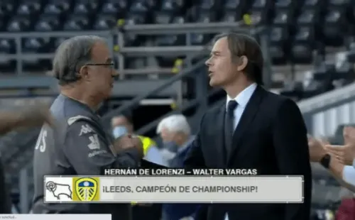 Marcelo Bielsa y PhillipCocu dialogaron unos segundos en medio del homenaje al Leeds United (Captura)
