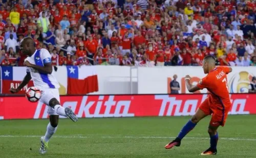 Alexis Sánchez tuvo su despertar en la Copa y marcó dos goles, el primero con una tremenda volea al ángulo. (Foto: Agencia Uno)