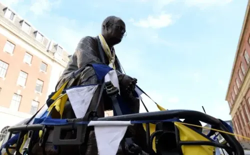 La locura por Marcelo Bielsa está desatada no sólo en Leeds, donde le levantan estatuas y las llenan con los colores del club, sino que también por varios lugares donde dejó huella con Chile como estandarte.