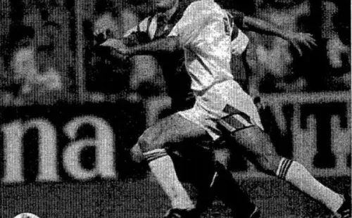 Raimundo Tupper y Julen Guerrero corren tras el balón ante 30 mil espectadores en Alicante (Mundo Deportivo)