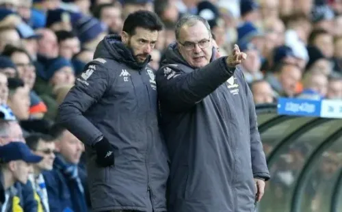 Bielsa junto a su ayudante técnico en el Leeds United. (FOTO: Getty)