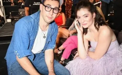 Lorde aparece junto a Jack Antonoff, quien era sindicado como el padre de la criatura “que nunca fue”.