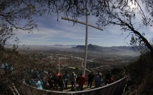 La cruz blanca en un cerro al interior de San Carlos de Apoquindo es un homenaje permanente a la vida del Mumo.