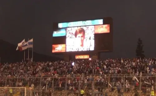 Los hinchas de Universidad Católica recuerdan a Tupper cada fin de semana con cánticos y lienzos.
