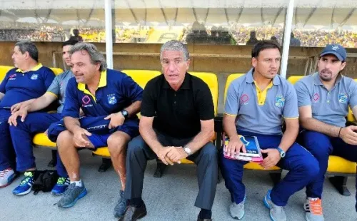 Luego de sus pasos por Audax Italiano y Colo Colo, Omar Labruna dirigió por última vez en nuestro país en la banca de Everton. Foto: Agencia Uno