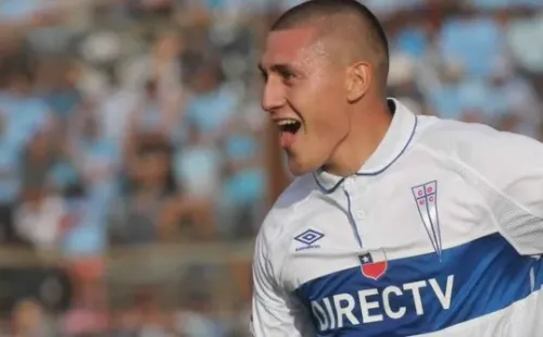 Nicolás Castillo arremetió contra los dichos de Fuenzalida y los hinchas pidieron que entregara la jineta (Agencia Uno)