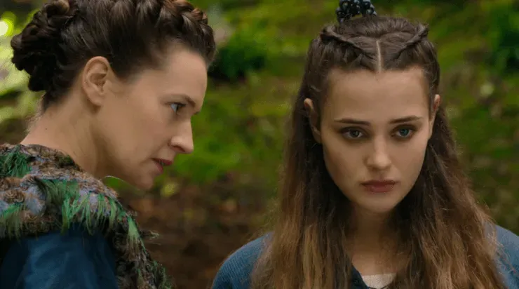 Nimue(Katherine Langford) junto a su madre, en “Maldita”.