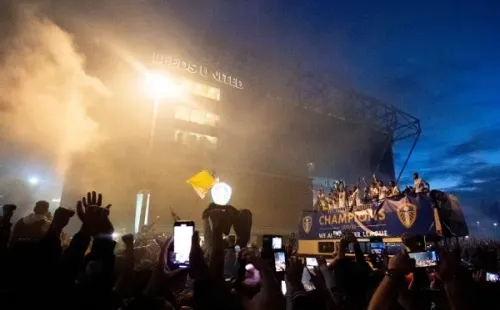 Tras el encuentro, el Leeds salió a celebrar a las afueras del estadio Elland Road junto a sus hinchas. Foto: Getty Images