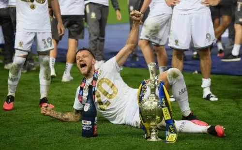 Los jugadores del Leeds United no daban más de felicidad en una semana llena de celebraciones por el título. Foto: Getty Images