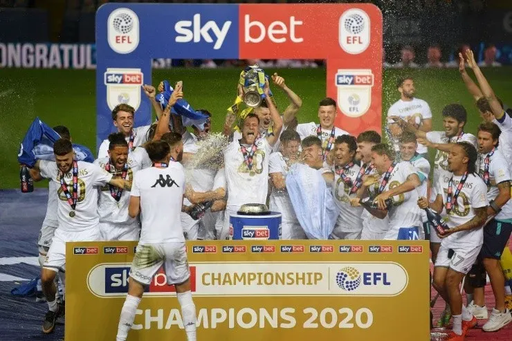 El Leeds United y la alegría de ser campeones en el ascenso de la Premier League.Foto: Getty Images