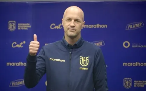 Jordi Cruyff cuando firmó contrato con la selección de Ecuador (FEF)